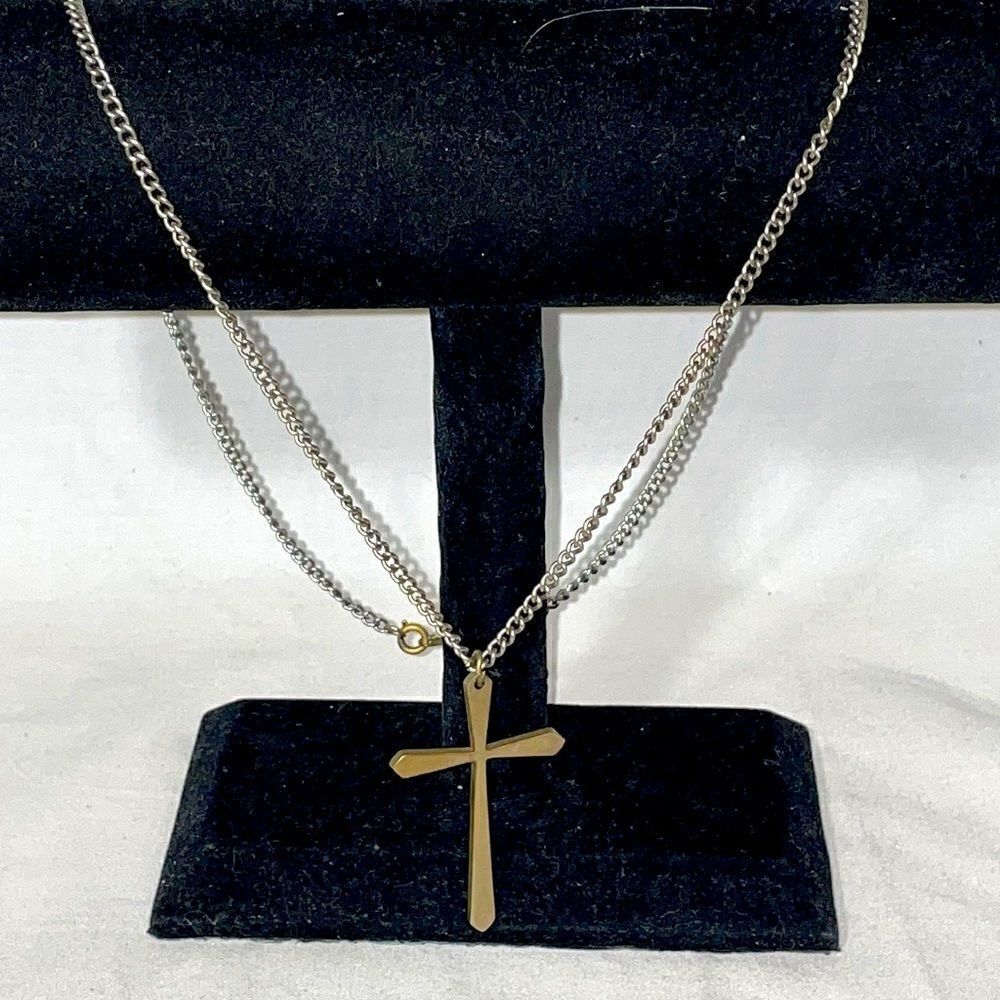 Large chain with a cross emblem